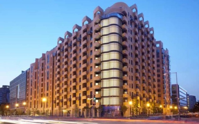 Отель Bluebird Suites at Mt. Vernon Triangle вид на фасад
