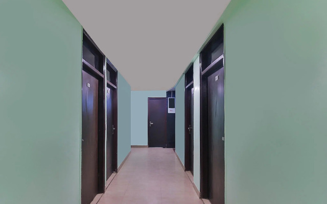 OYO 69875 Hotel Cross 24