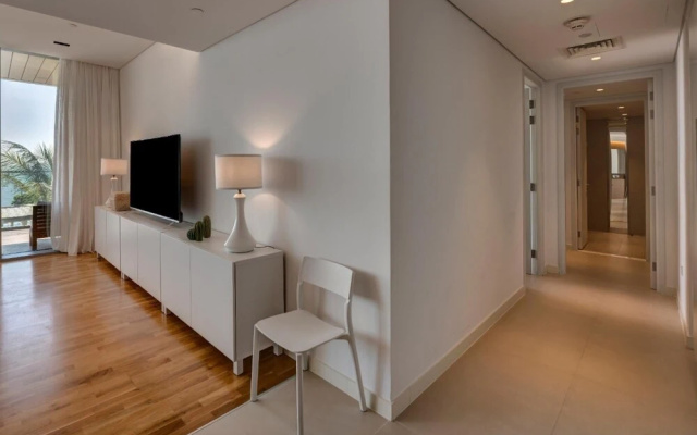 Urban Island Getaway on Bluewaters