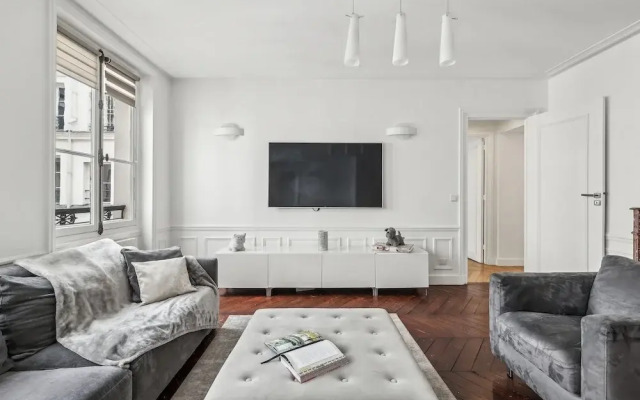 Stylish 3BR Near Tuileries Gardens