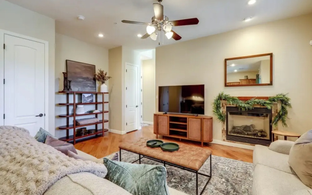 Tasteful Flagstaff Townhome w/ 2 Furnished Decks