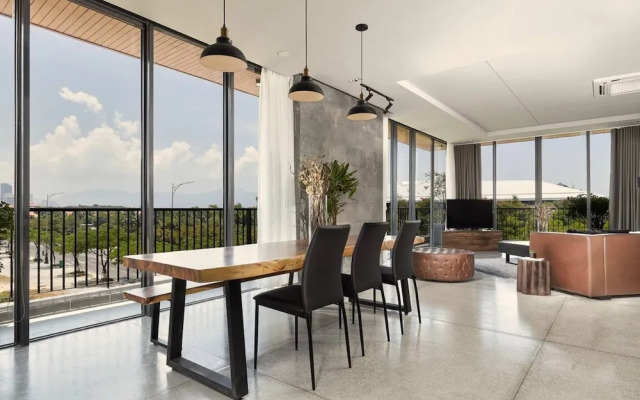 Modern 2 Bdr Apt, Large Living Room, High Speed Wifi