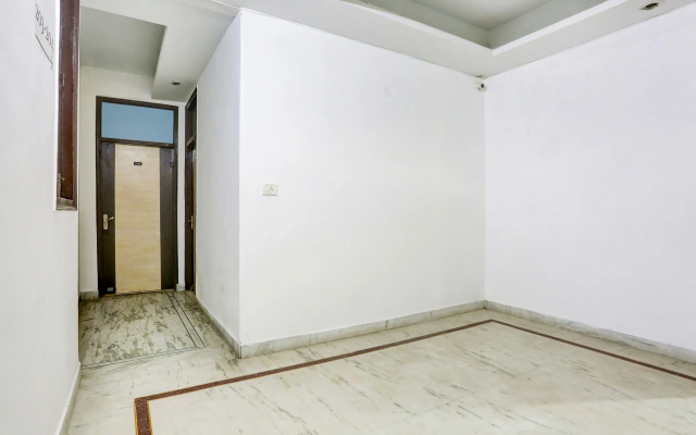Hotel O East Punjabi Bagh Near Metro Station