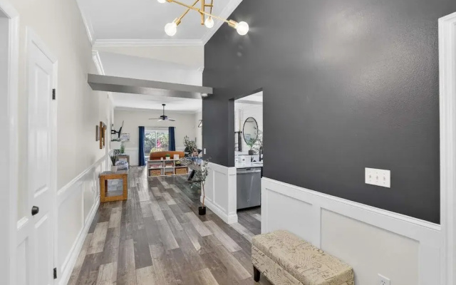 Lakefront 4-bedroom Home With Pool