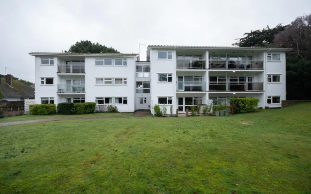 Fairwinds in Poole With 2 Bedrooms and 1 Bathrooms