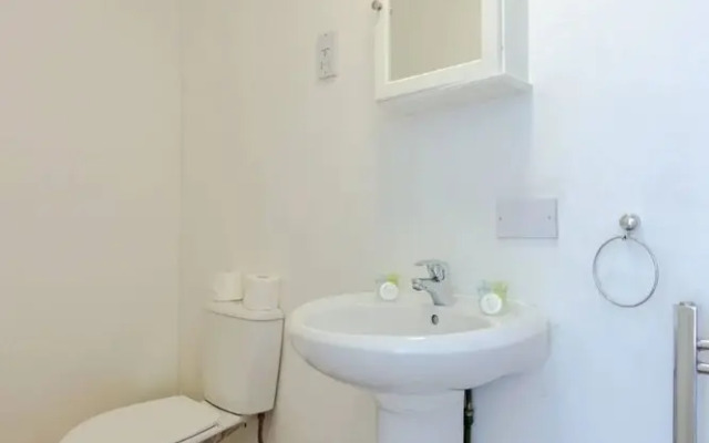 Airy Studio Apartment in Vibrant East London