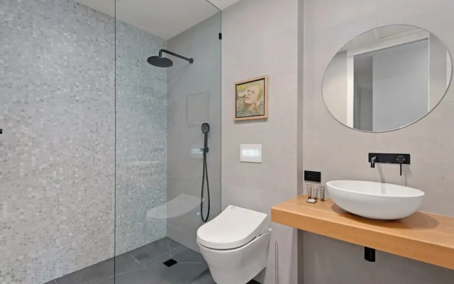 Modern 1-bed, City Skyline Views & Close to Shops