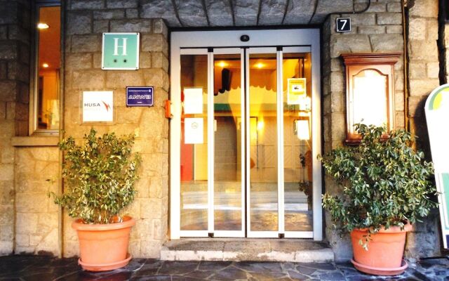 Hotel Husa Urogallo вид на фасад