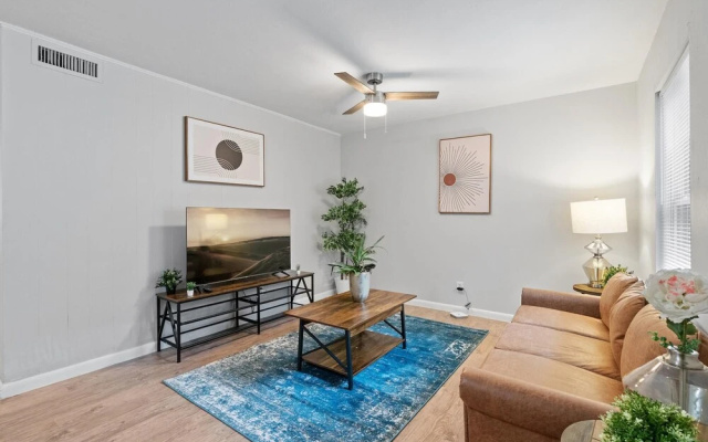 Stylish 1BR Near UT Highland Evonify