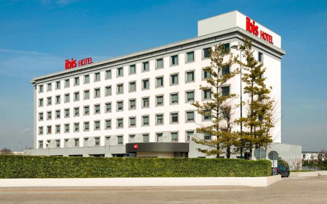 Отель ibis Verona вид на фасад