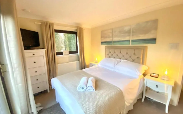 4 Bed House - Sleeps 9 - Hottub - Parking