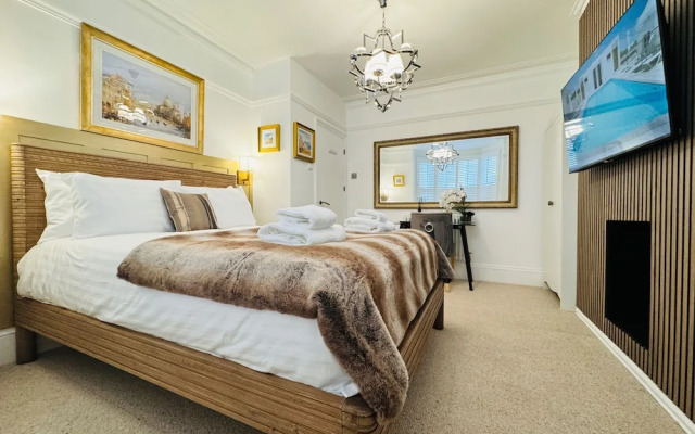 Designer 2 Bedroom Apartment in London With Garden