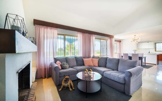 Villa Mimosa sleeps 8 with Guest house.