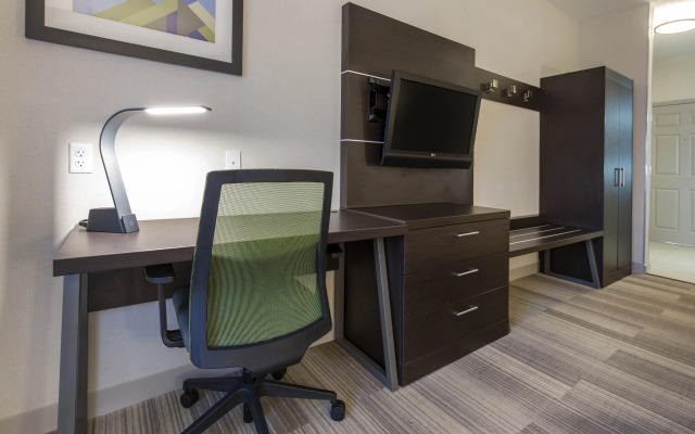 Holiday Inn Express & Suites Chicago West - St Cha