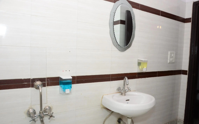 Gurjeet Hotel By Naavagat