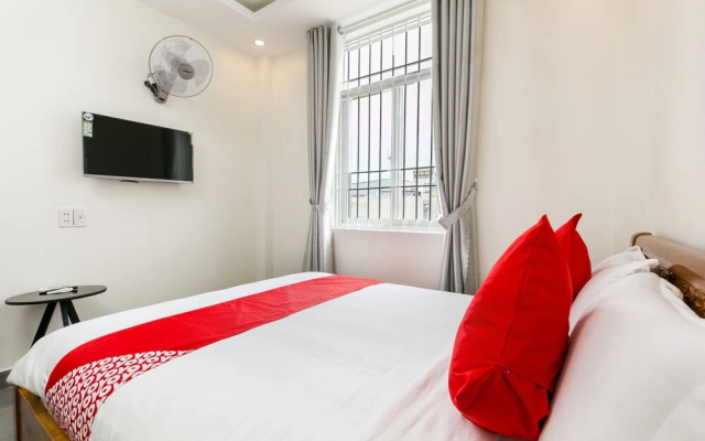 OYO 365 Rose Hotel