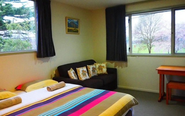 M&Y Airport Guest House (Red)