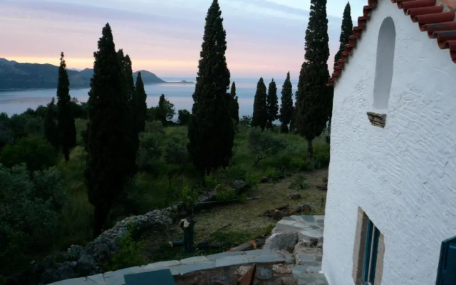 Strongilos Homestay