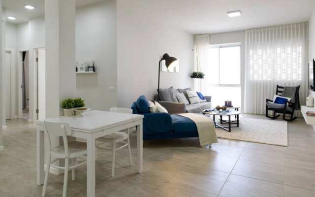 Rabin Square Amazing 3BR 140 SQM Apt Израиль, Тель-Авив - отзывы, цены и фото номеров - забронировать отель Rabin Square Amazing 3BR 140 SQM Apt онлайн комната для гостей