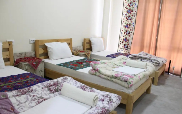 Guest House Ruslan Nurata & Tours
