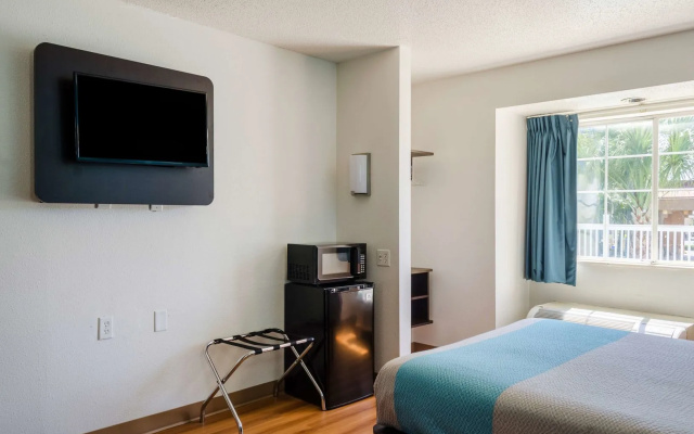 Motel 6 Mobile, AL