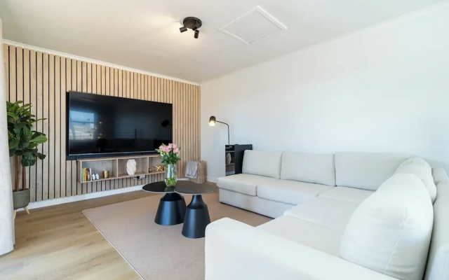 2 Bedroom, Mountain View Penthouse, Century City