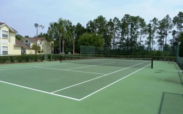 ​Near Theme Parks! Potter's Castle! Gorgeous, 3 BR's, Sleeps 8, Pool!