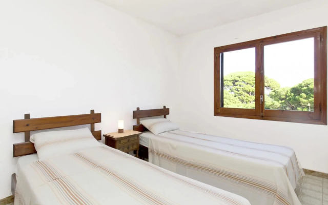 Small building with 4 apartments close to the beach