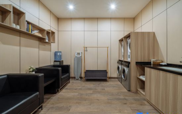 Naliangbo Hotel (Hangzhou Binkang Road Subway Station)