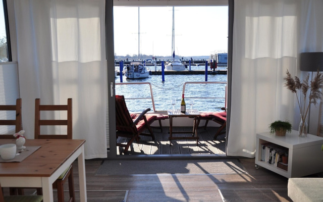 Hausboot Paula mit Reisekajak in Ribnitz-damgarten