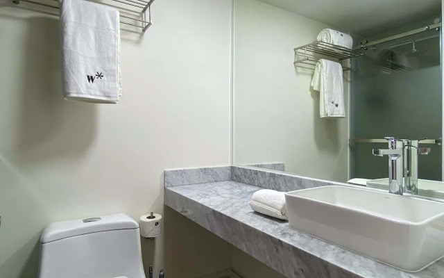 w Luxury 3BR w Balcony in Upscale Miraflores