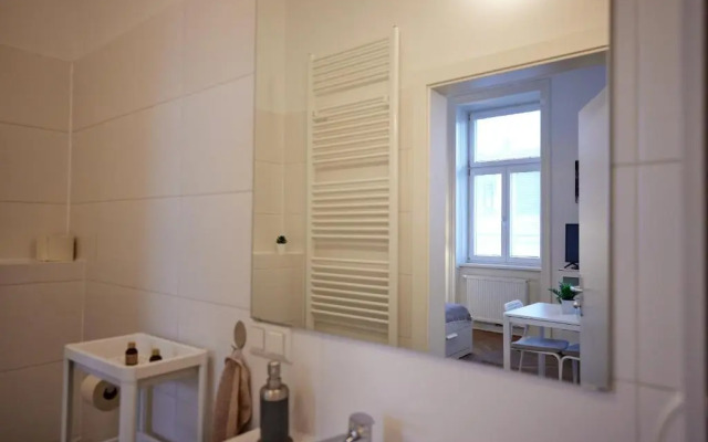 Nice Studio Close To Metro III (Adults Only)