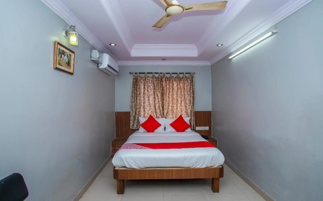 OYO Flagship 18338 White Fort