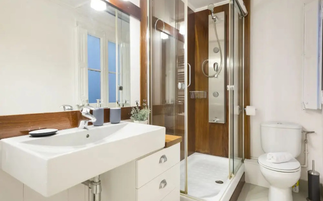 Urquinaona Apartment