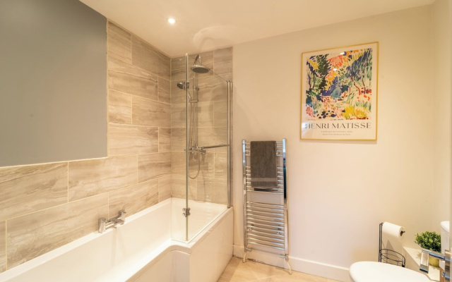 4 Bed House - Cheltenham & Gloucester - Sleeps 8