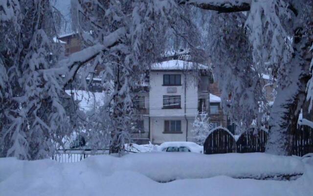 Отель Guest Rooms Metaksinovi Болгария, Чепеларе - отзывы, цены и фото номеров - забронировать отель Guest Rooms Metaksinovi онлайн вид на фасад