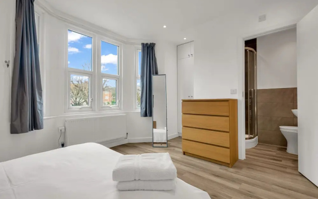Charming 2-bed Apartment in South West London