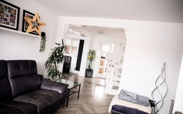 3 Bed House - Sleeps 6 - Garden - Parking - Wifi