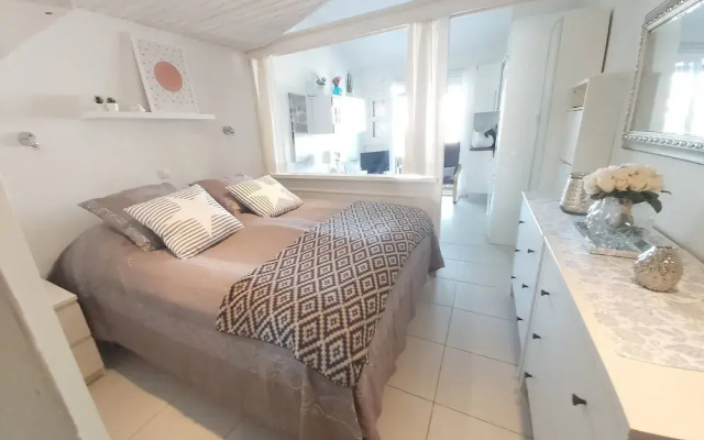 Central Apartment With Sea Views