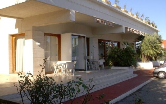 Siris Hotel Нова-Сири вид на фасад