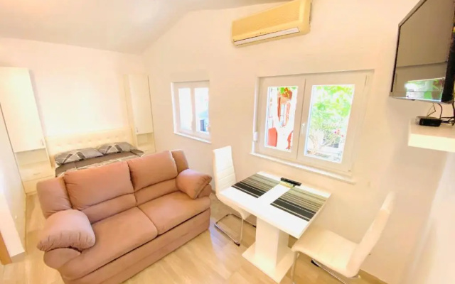 LOKY - sunny studio house 150m from sea with pool