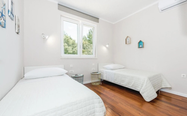 Stunning Home in Jadrija With Jacuzzi, Wifi and 2 Bedrooms