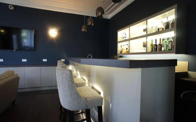 Applewood Hotel