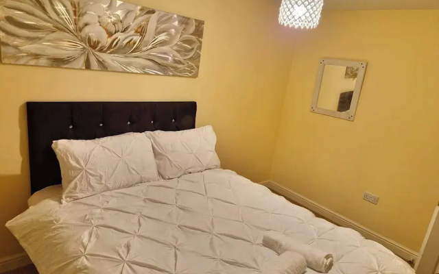 3 Bed House - Sleeps 6 - Parking - Wifi