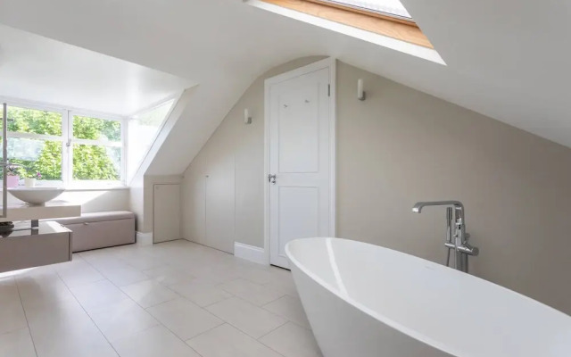 Bassett Road XII by Onefinestay