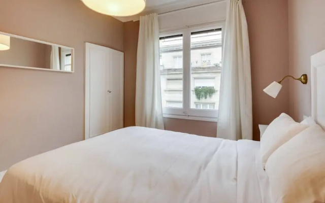 Cosy 3 Bed 2 Bath in Vibrant Eixample, Near Metro