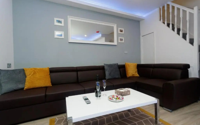 TOWLER HOUSE APARTMENTS 6 beds in 3 bedrooms