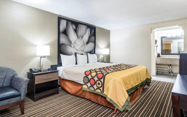 Super 8 by Wyndham Monroe