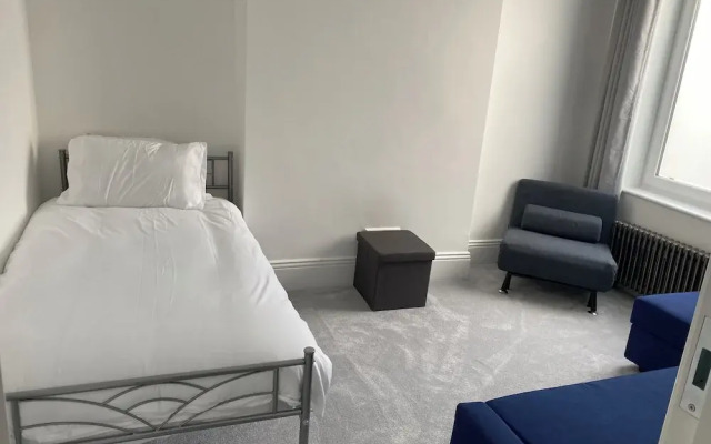 House - Sleeps 14 - Pets Ok - Parking - Garden