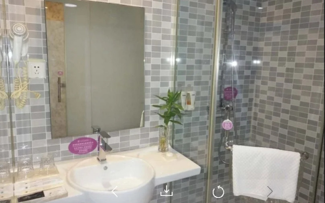 Huhua Hotel (Jiaotong University Jiangchuan Road Metro Station)